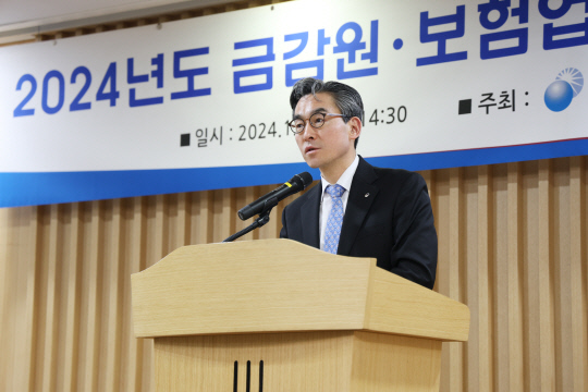 김준환 금감원 민생금융 담당 부원장보가 17일 서울 생명보험교육문화센터에서 열린 '보험사기 대응조직(SIU) 담당 임원 간담회'에서 발언하고 있다. <금융감독원 제공>